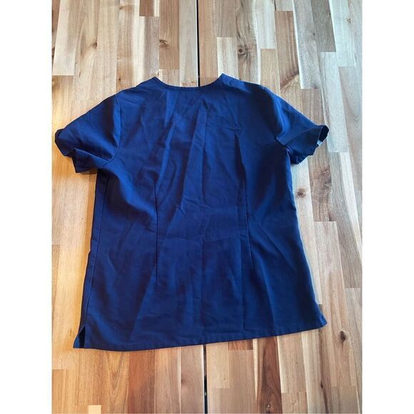 Figs Double Front Pocket Top - Picture 2 of 5